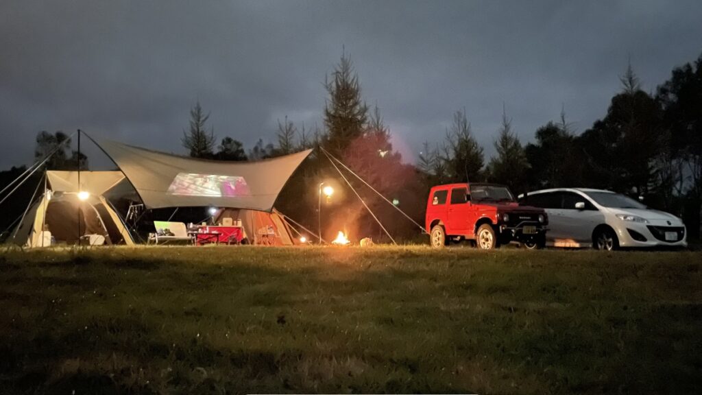 夜のオートキャンプ